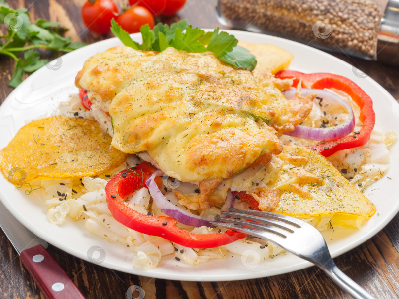 Скачать куриное филе, запеченное с сыром и овощами. Концепция: быстрое и сытное блюдо фотосток Ozero