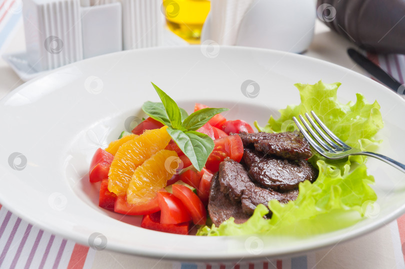 Скачать овощной салат с вкусной говядиной и апельсинами фотосток Ozero
