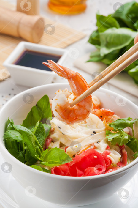 Скачать вкусная пшеничная лапша с креветками. Азиатская кухня фотосток Ozero