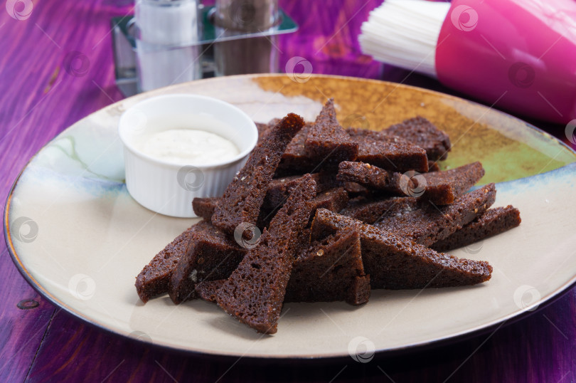 Скачать ржаные гренки с чесноком и чесночным соусом фотосток Ozero