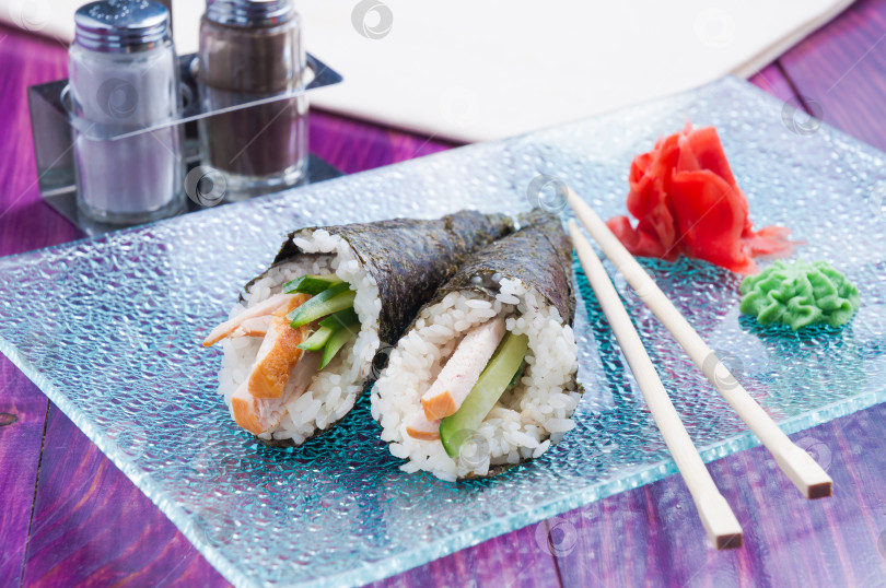 Скачать роллы темаки с курицей и огурцом. современная японская кухня фотосток Ozero