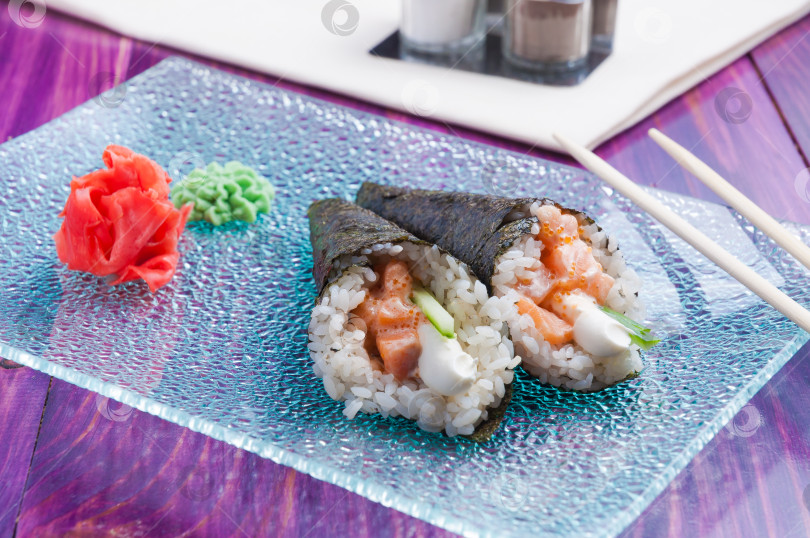 Скачать темаки с лососем, огурцом и сливочным сыром. Японская кухня фотосток Ozero
