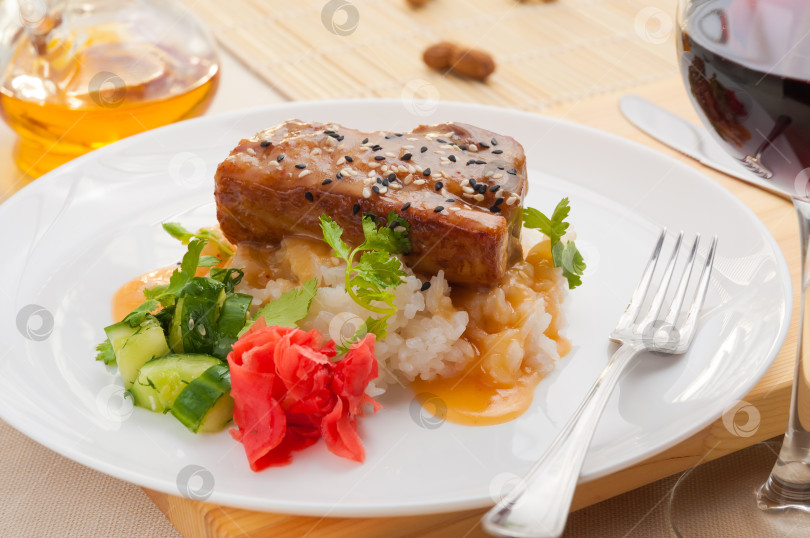 Скачать свиная щека с рисом, нарезанными огурцами и имбирем фотосток Ozero