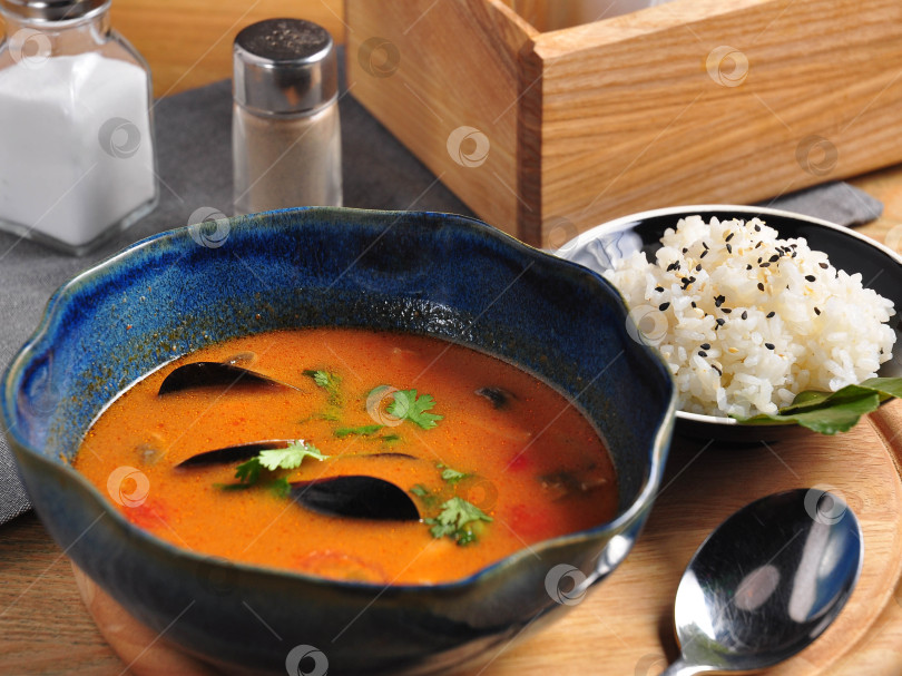Скачать вкусный популярный Том-Ям с морепродуктами. Азиатская кухня фотосток Ozero