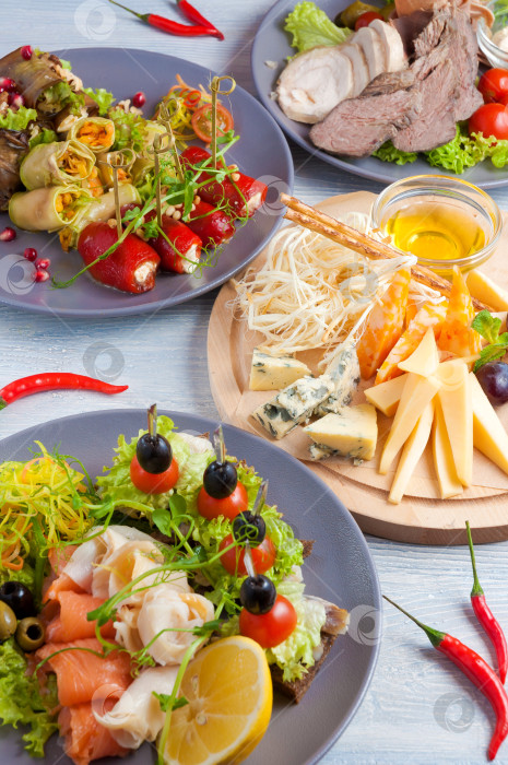 Скачать вкусные закуски из рыбы овощей мяса и сыра фотосток Ozero