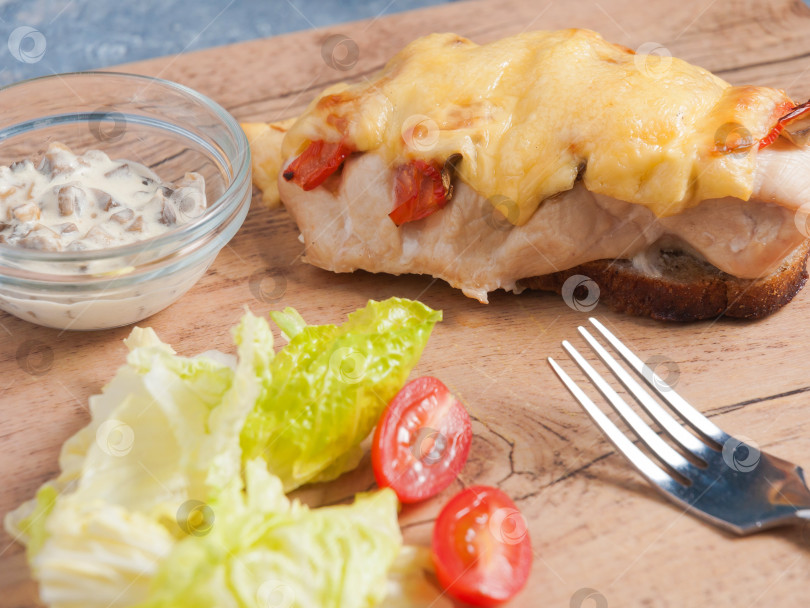 Скачать запеченная куриная грудка с сыром на ржаном хлебе с грибным соусом фотосток Ozero