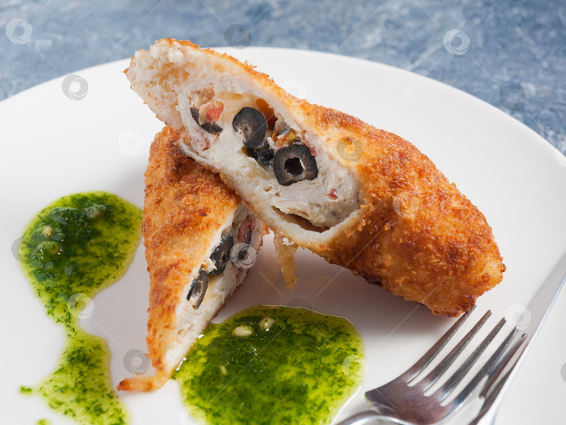 Скачать куриные зразы, фаршированные помидорами, сыром и оливками. Закрыть фотосток Ozero