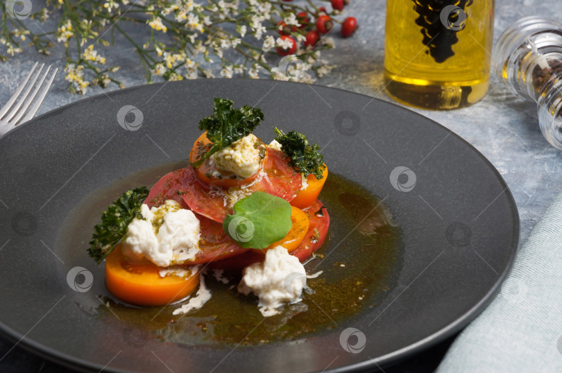 Скачать салат с помидорами, морской капустой и козьим сыром фотосток Ozero