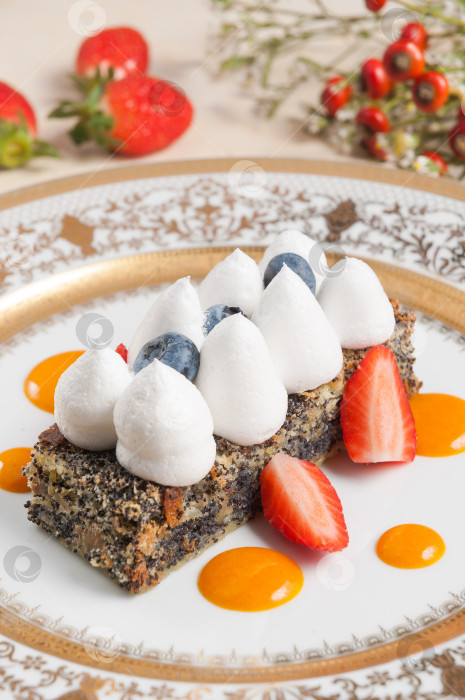 Скачать маковый торт со сливками, клубникой и черникой фотосток Ozero