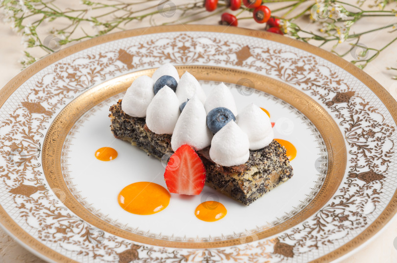 Скачать маковый торт со сливками, клубникой и черникой фотосток Ozero