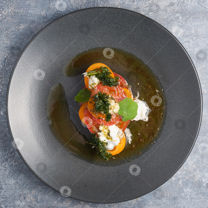 Скачать салат с помидорами, морской капустой и козьим сыром. Вид сверху фотосток Ozero