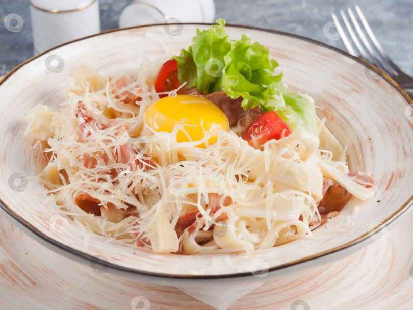 Скачать вкусная паста карбонара с беконом. традиционная итальянская кухня фотосток Ozero