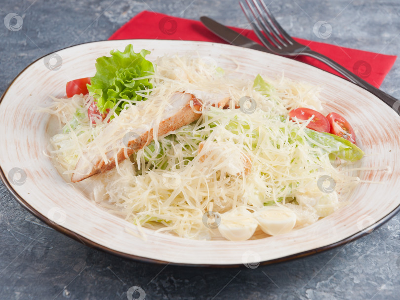 Скачать Салат "Цезарь" с куриной грудкой, пармезаном и перепелиным яйцом фотосток Ozero