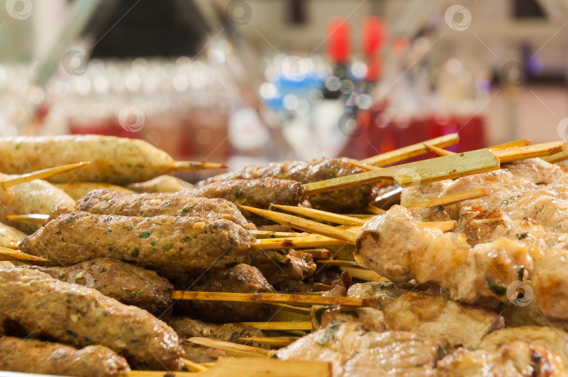 Скачать мясные и куриные шашлыки на шведском столе. Сомкнуться Выбранный фокус фотосток Ozero