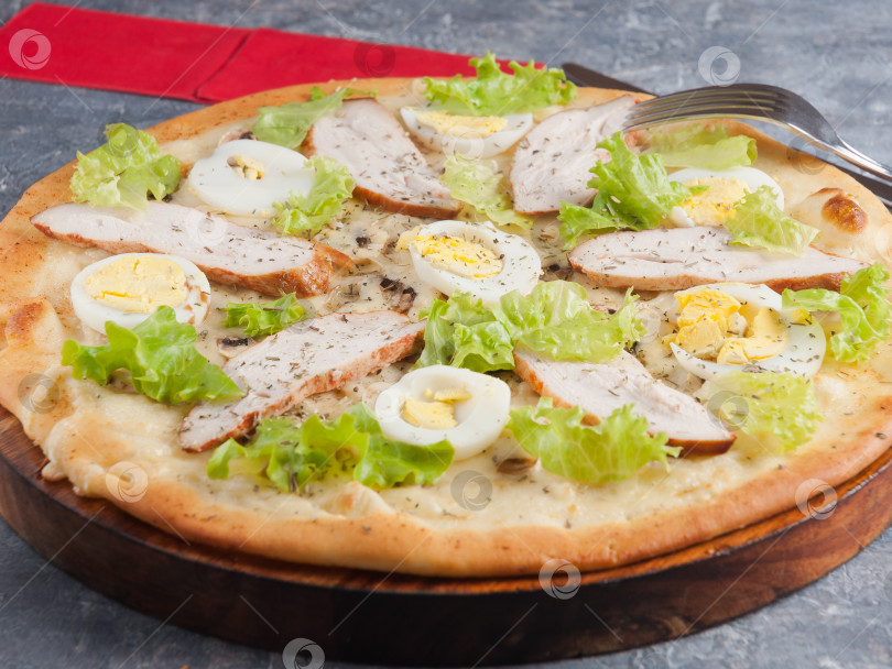 Скачать Пицца "Цезарь" с копченой куриной грудкой, куриным яйцом и грибами фотосток Ozero