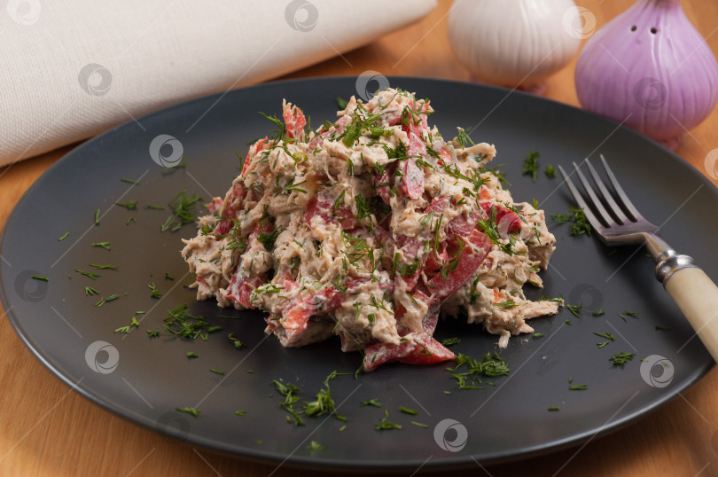 Скачать традиционный грузинский салат с куриным филе, болгарским перцем и специями фотосток Ozero
