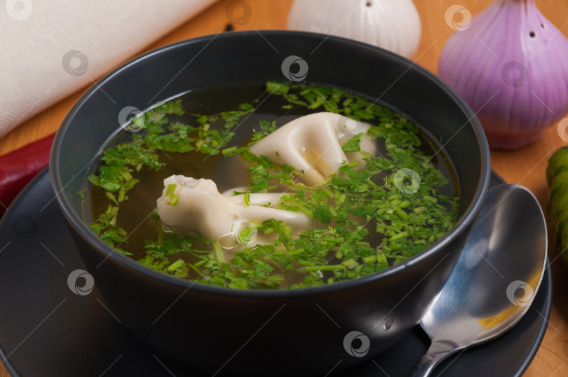 Скачать мясной бульон с хинкали и зеленью. Грузинская кухня фотосток Ozero