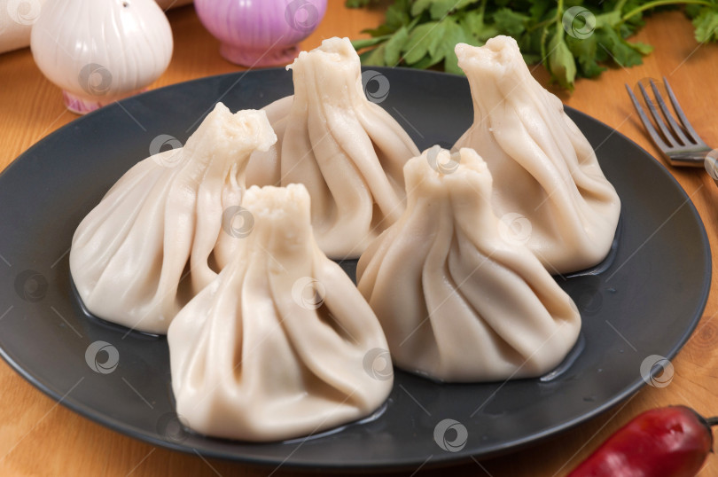 Скачать вкусные хинкали с бараниной. Традиционная грузинская кухня фотосток Ozero