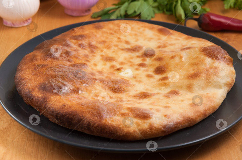 Скачать традиционная грузинская кухня. Хачапури по-имеретински на темной тарелке фотосток Ozero