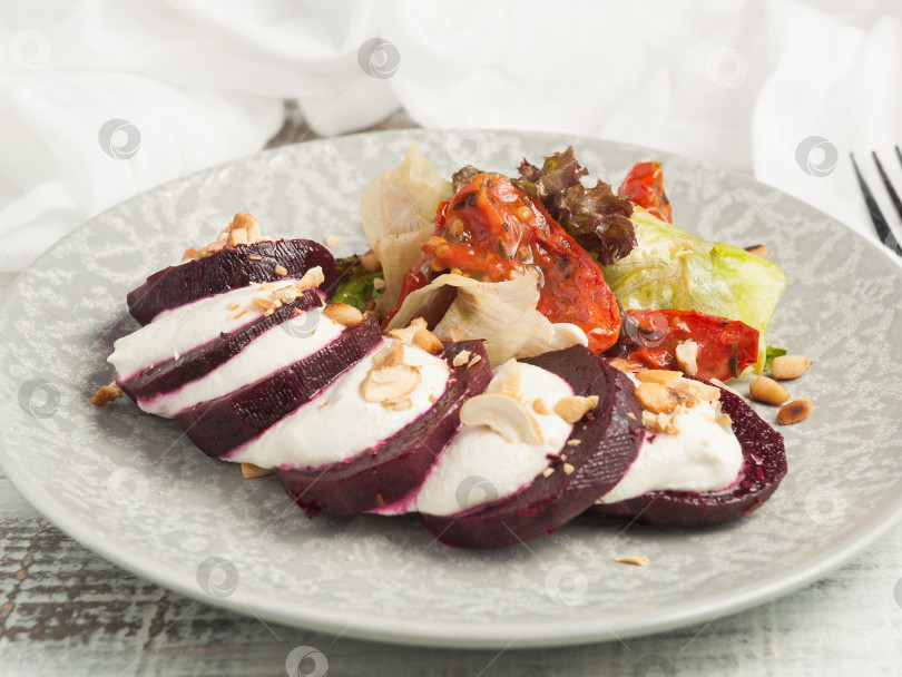 Скачать запеченная свекла с сыром и орехами кешью. Концепция здорового питания фотосток Ozero