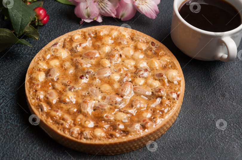 Скачать песочный пирог с орехами и карамелью с чашечкой американо фотосток Ozero