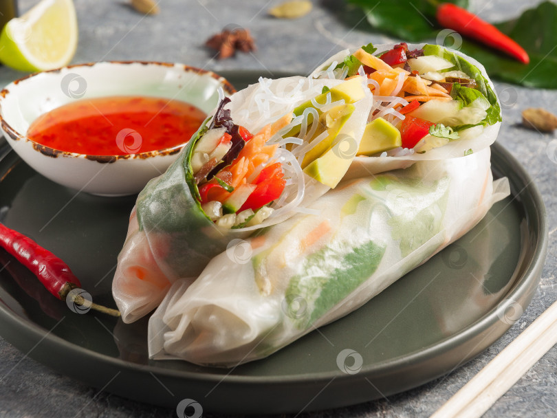 Скачать блинчики с начинкой из овощей. Вегетарианская кухня. Закрыть фотосток Ozero