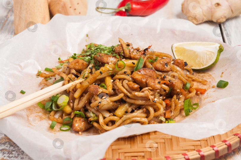 Скачать лапша с курицей и овощами. Азиатская кухня фотосток Ozero