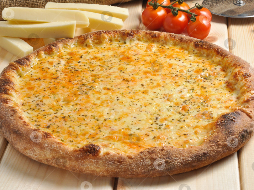 Скачать Quattro formaggio - итальянская пицца с четырьмя сортами сыра фотосток Ozero