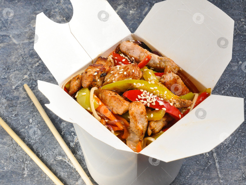 Скачать лапша вок со свининой и овощами в коробке на сером фоне фотосток Ozero