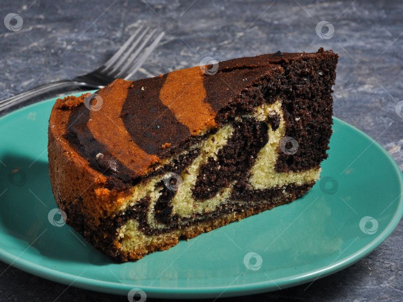 Скачать вкусный сладкий пирог из манной крупы с какао-порошком фотосток Ozero