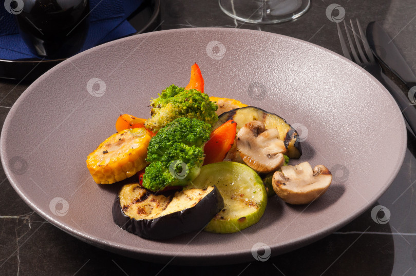 Скачать вкусные овощи и грибы на гриле. Вегетарианские блюда фотосток Ozero