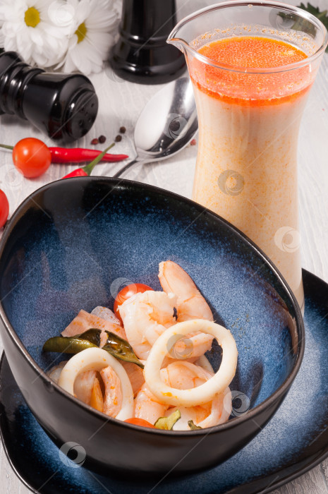 Скачать вкусный сливочный суп с морепродуктами. Прекрасная подача в ресторане фотосток Ozero