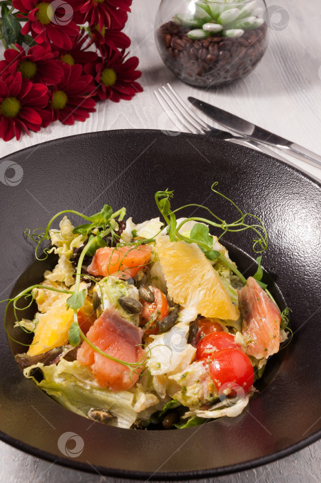 Скачать вкусный салат с лососем, овощами и апельсинами фотосток Ozero