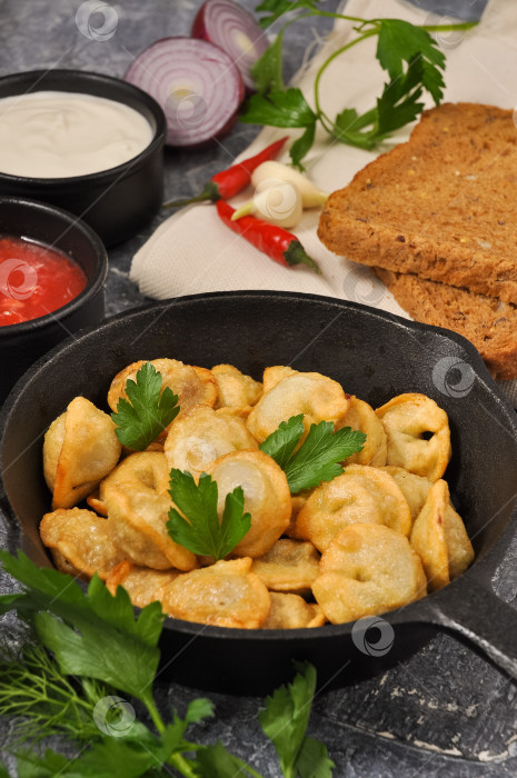 Скачать жареные русские пельмени с мясом на сковороде фотосток Ozero
