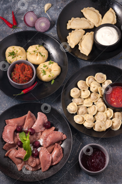 Скачать вареники ассорти с мясом, вишней, манты. Вид сверху фотосток Ozero