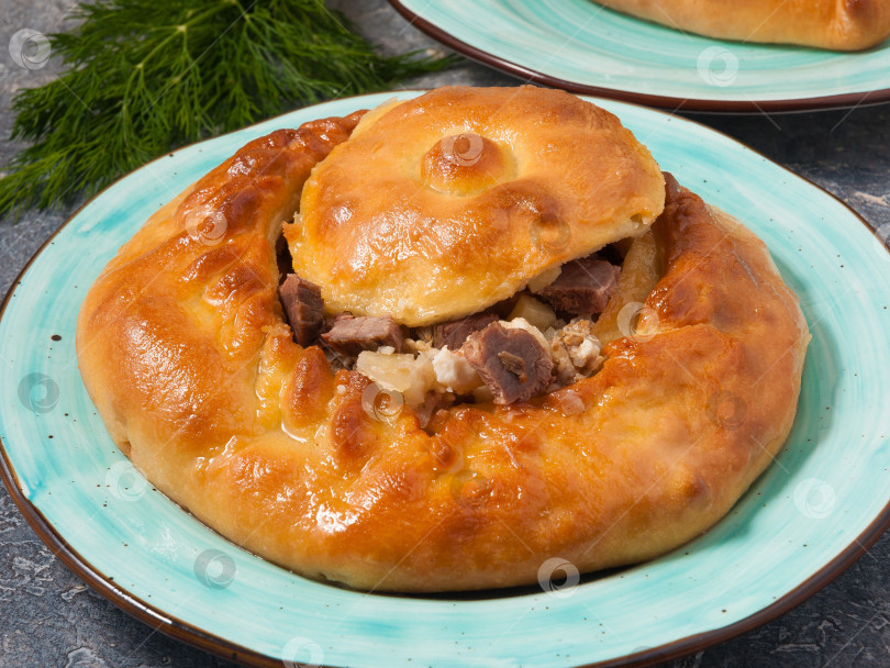 Скачать национальный татарский пирог "Зур балиш" с мясом и картофелем фотосток Ozero