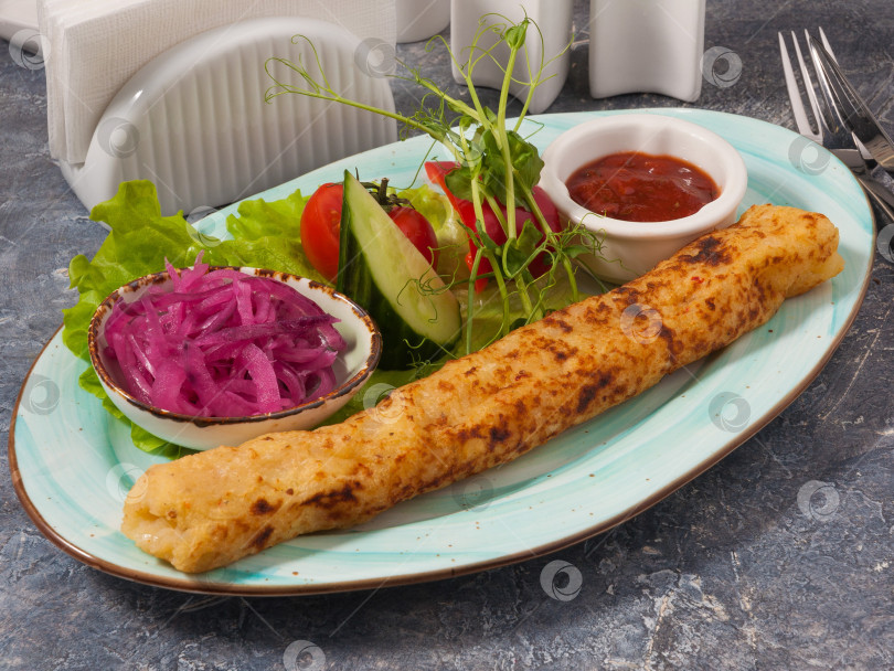 Скачать Картофельный люля-кебаб с томатным соусом, луком и овощами фотосток Ozero