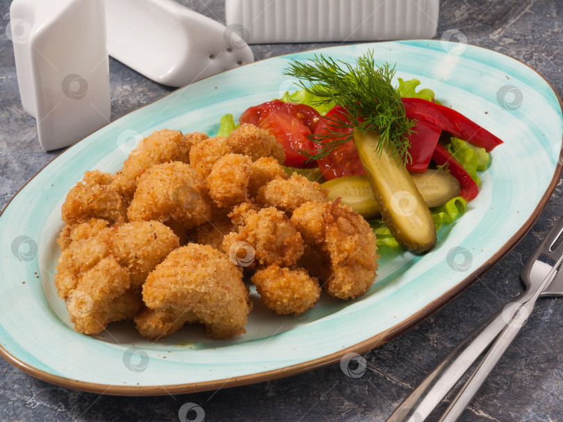Скачать вкусная картошка фри из цветной капусты с овощной заправкой на сером фоне фотосток Ozero