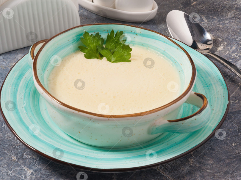 Скачать суп из сливочного сыра в синей тарелке на сером фоне фотосток Ozero