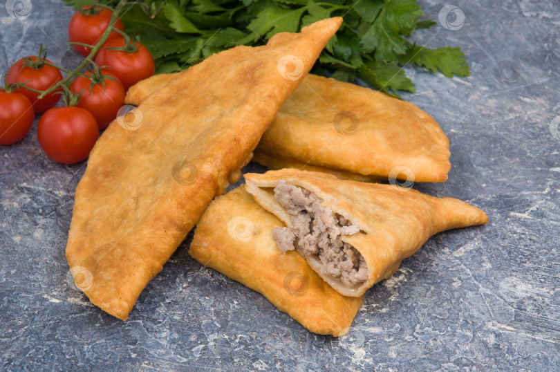 Скачать вкусные маленькие русские пирожки с мясом, посикунчики фотосток Ozero
