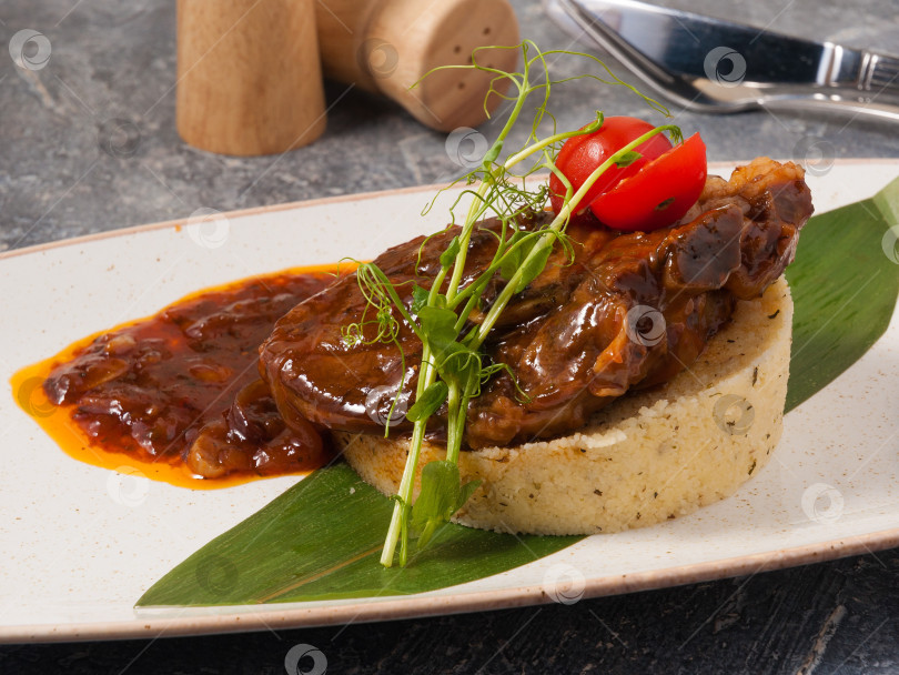 Скачать кускус с бараниной под соусом, украшенный мелкой зеленью фотосток Ozero