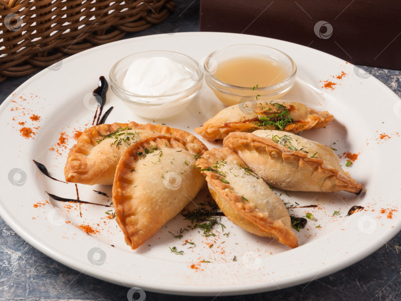 Скачать маленькие пирожки-посикунчики с мясом под горчично-сметанным соусом фотосток Ozero