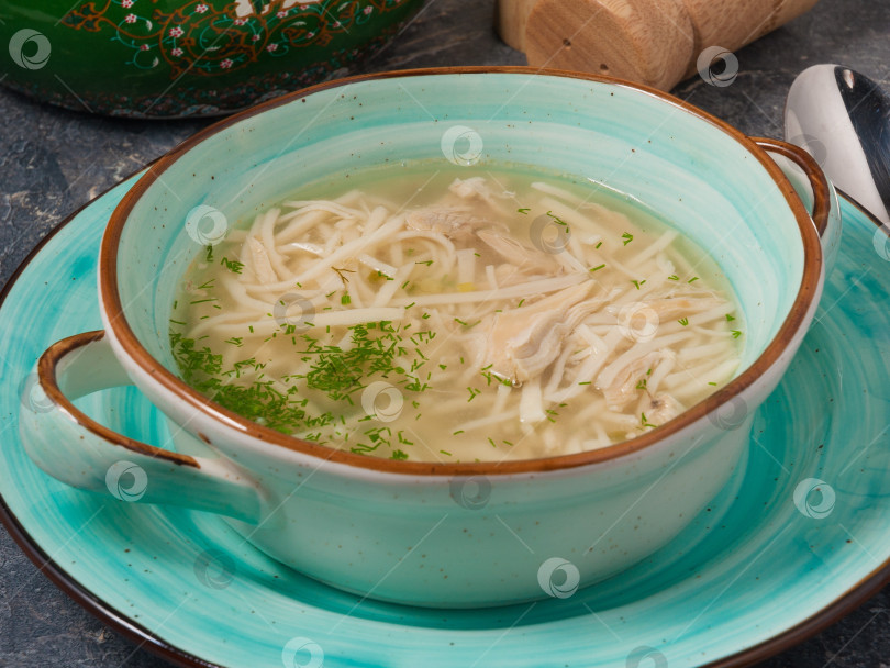 Скачать вкусный суп с лапшой и курицей в ресторане фотосток Ozero