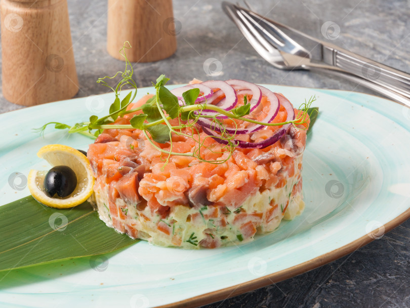 Скачать салат из лосося, картофеля и моркови, заправленный майонезом фотосток Ozero