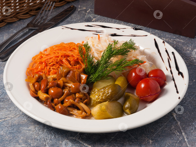 Скачать вкусные соленья: огурцы, помидоры, грибы, капуста, морковь фотосток Ozero
