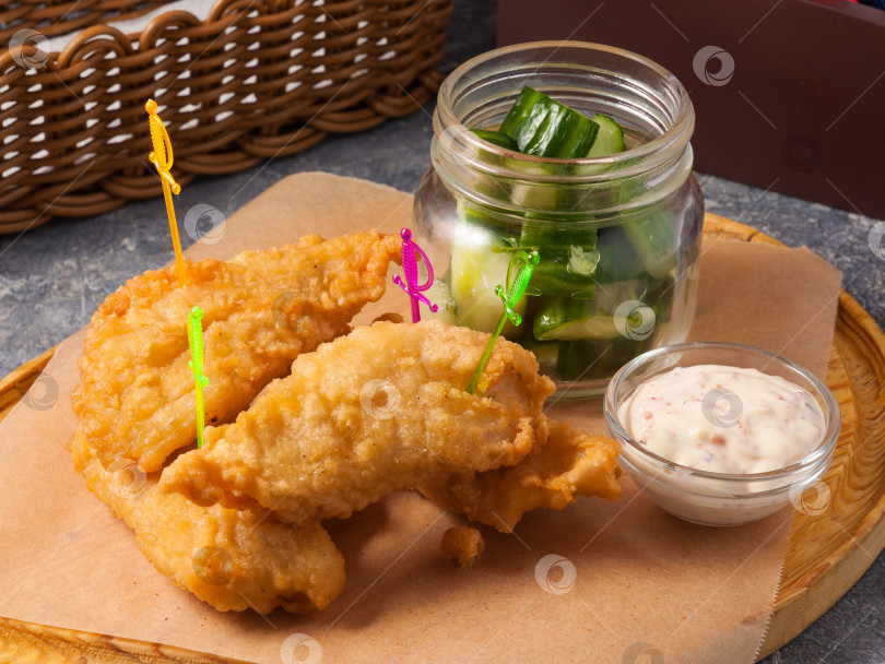 Скачать рыба в кляре с огурцами и соусом. Концепция: закуска к пиву фотосток Ozero