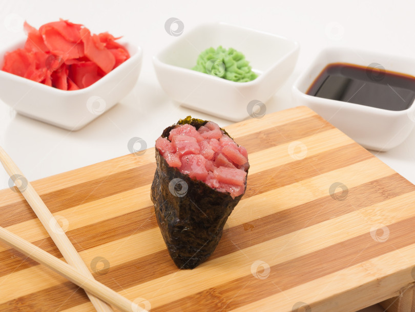 Скачать гункан с тунцом на деревянной доске. Японская кухня фотосток Ozero