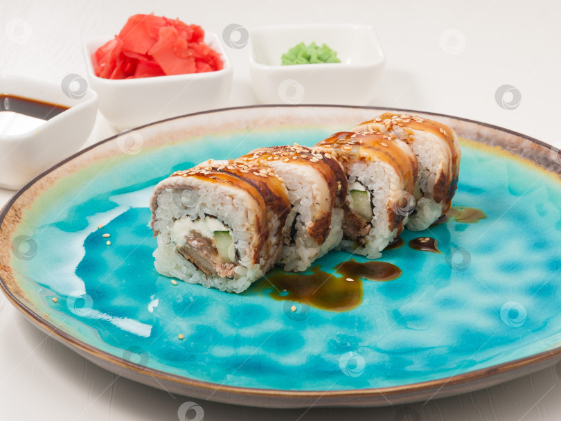 Скачать суши-роллы с угрем и огурцом. Японская кухня фотосток Ozero