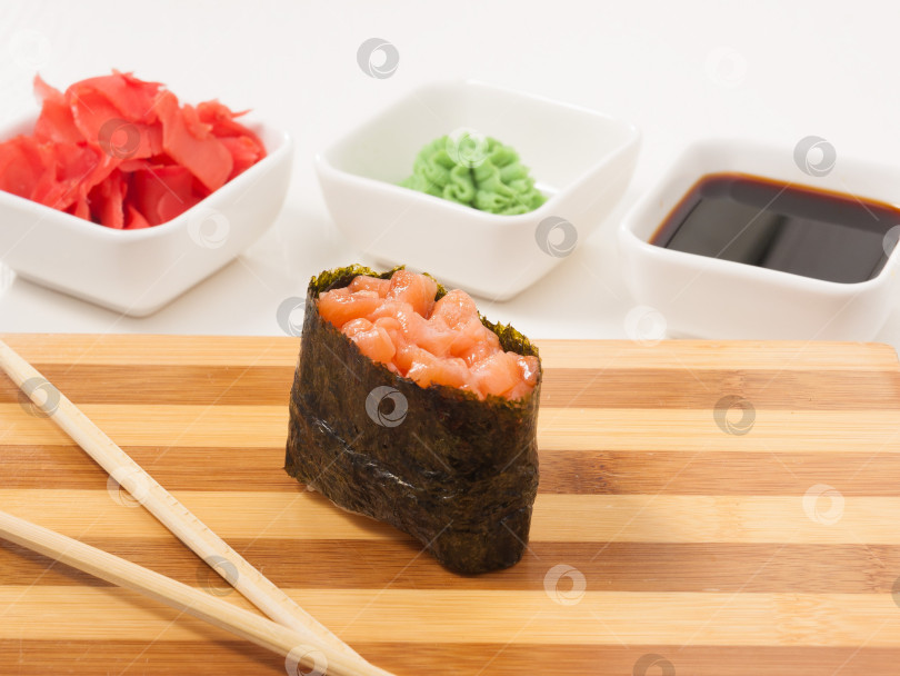 Скачать гункан с лососем на деревянной доске. Японская кухня фотосток Ozero