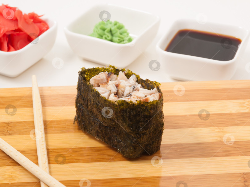 Скачать гункан с угрем на деревянной доске. Японская кухня фотосток Ozero